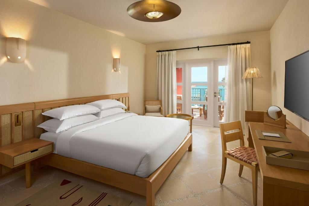 Mūsdienīgs numurs ar ērtu gultu pie Sheraton Miramar Resort.