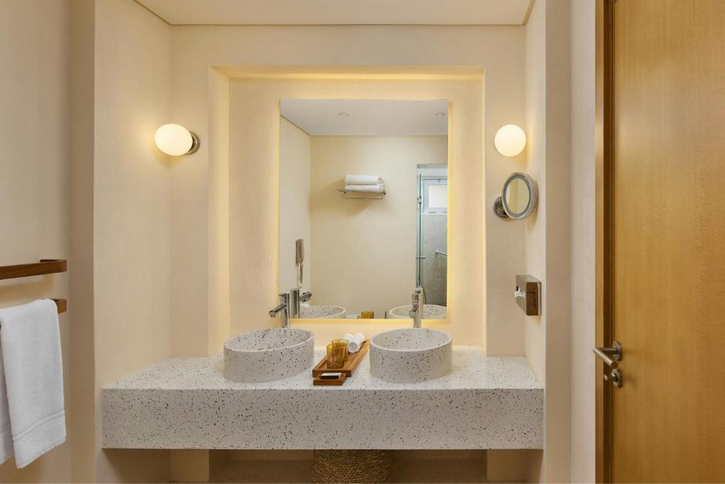 Mūsdienīgs vannas istabas dizains ar diviem izlietnēm Sheraton Miramar Resort.