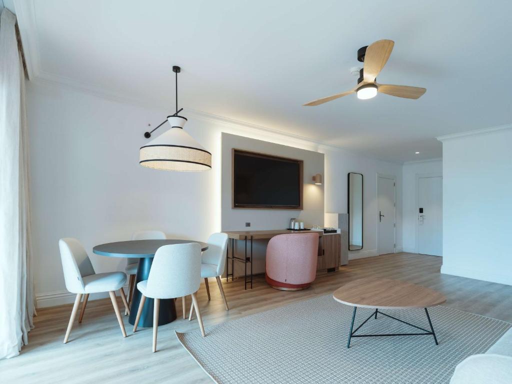 Mūsdienīgs viesnīcas numurs Dreams Madeira Resort Spa & Marina ar ērtu atpūtas zonu.