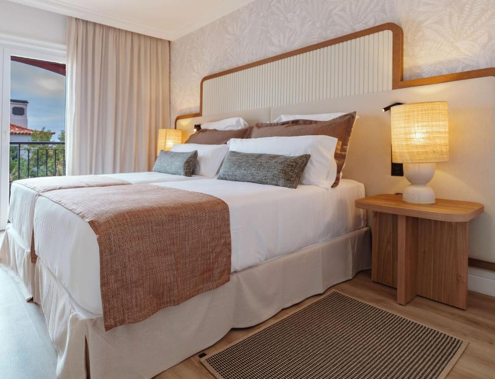 Moderns numurs viesnīcā Dreams Madeira Resort Spa & Marina ar divām gultām