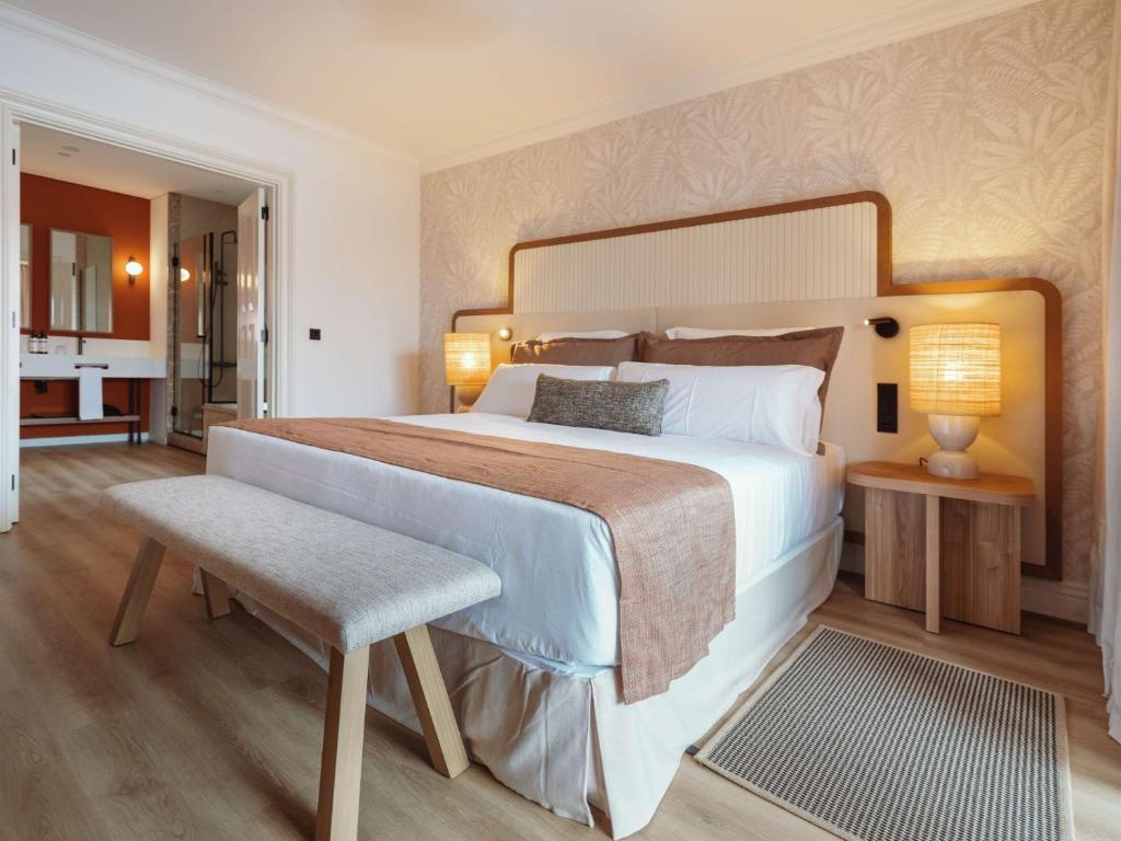 Elegants numurs viesnīcā Dreams Madeira Resort Spa & Marina ar modernu dizainu.