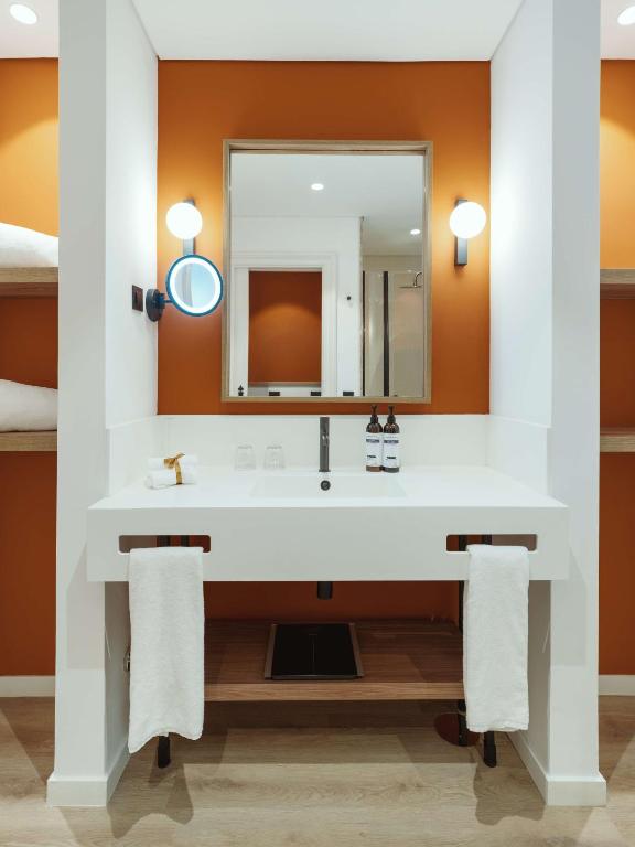 Mūsdienīga vannas istaba ar oranžu sienu Dreams Madeira Resort Spa & Marina