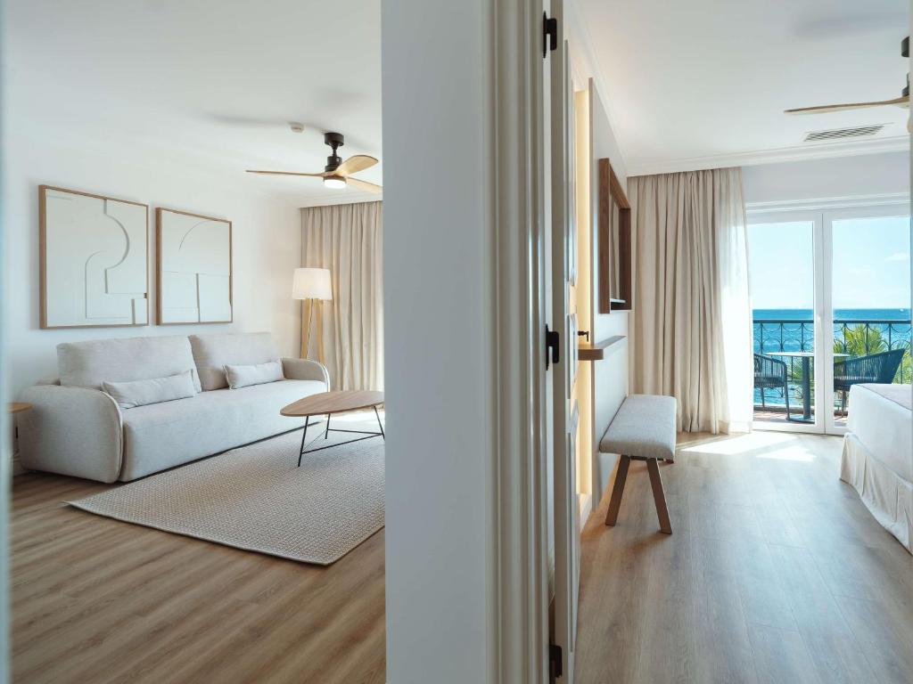 Moderns numurs viesnīcā Dreams Madeira Resort Spa & Marina ar skatu uz jūru