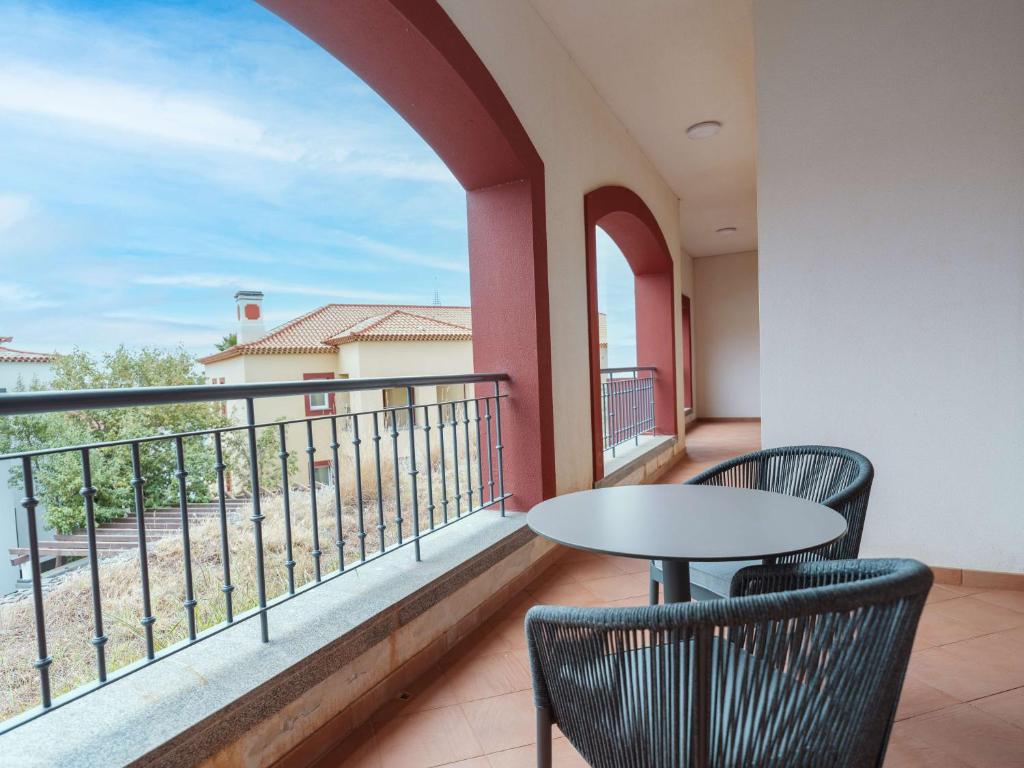 Balcone ar skatu uz apkārtni viesnīcā Dreams Madeira Resort Spa & Marina