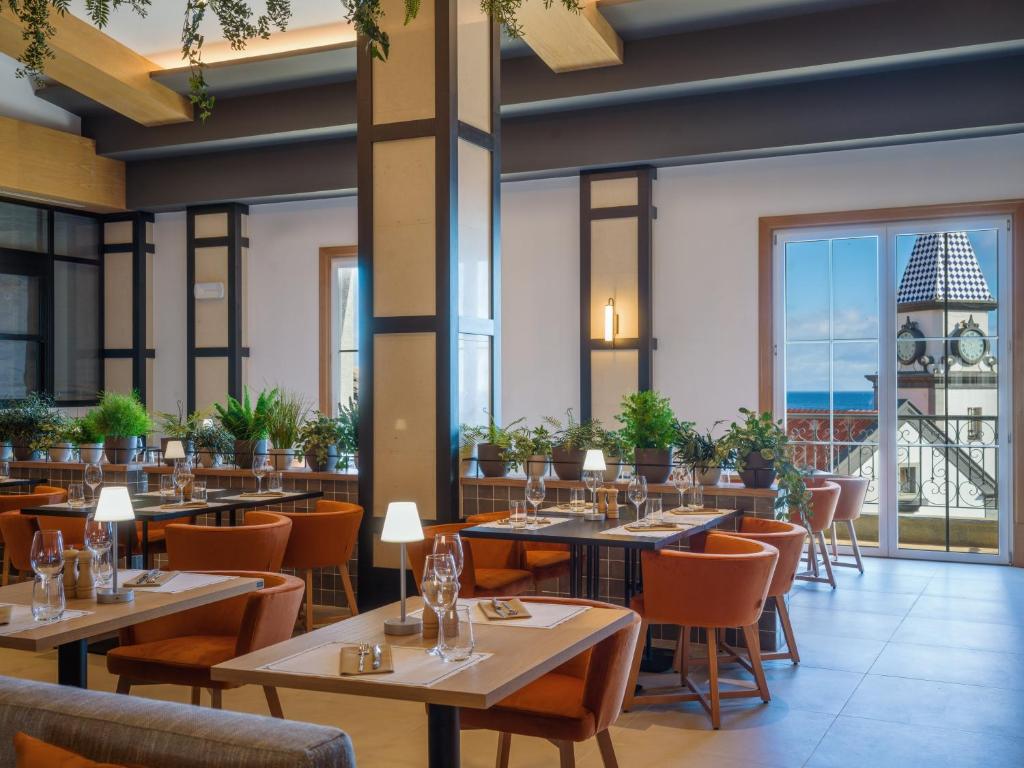 Mūsdienīgs restorāns ar skatu uz piekrasti viesnīcā Dreams Madeira Resort Spa & Marina.