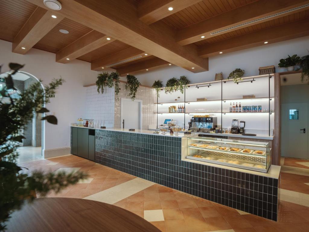 Mūsdienīgs bārs Dreams Madeira Resort Spa & Marina ar gardiem našķiem.