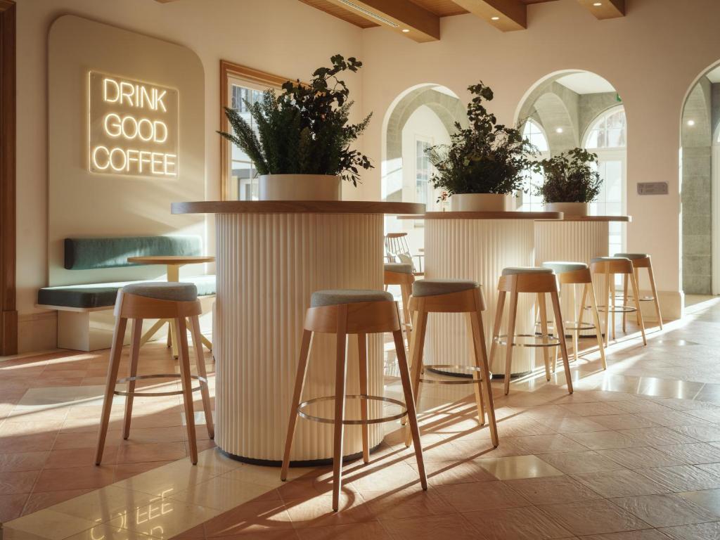 Kafijas bārs ar stilīgu interjeru viesnīcā Dreams Madeira Resort Spa & Marina