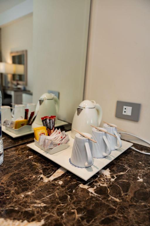 Tropitel Sahl Hasheesh tējas un kafijas stacija numurā ar ūdens pudeli.