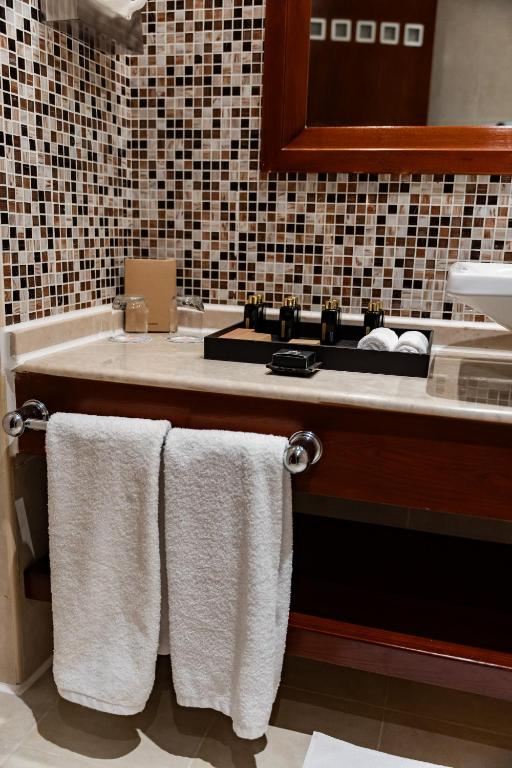 Eleganta vannas istaba ar mūsdienīgu dizainu viesnīcā Tropitel Sahl Hasheesh.