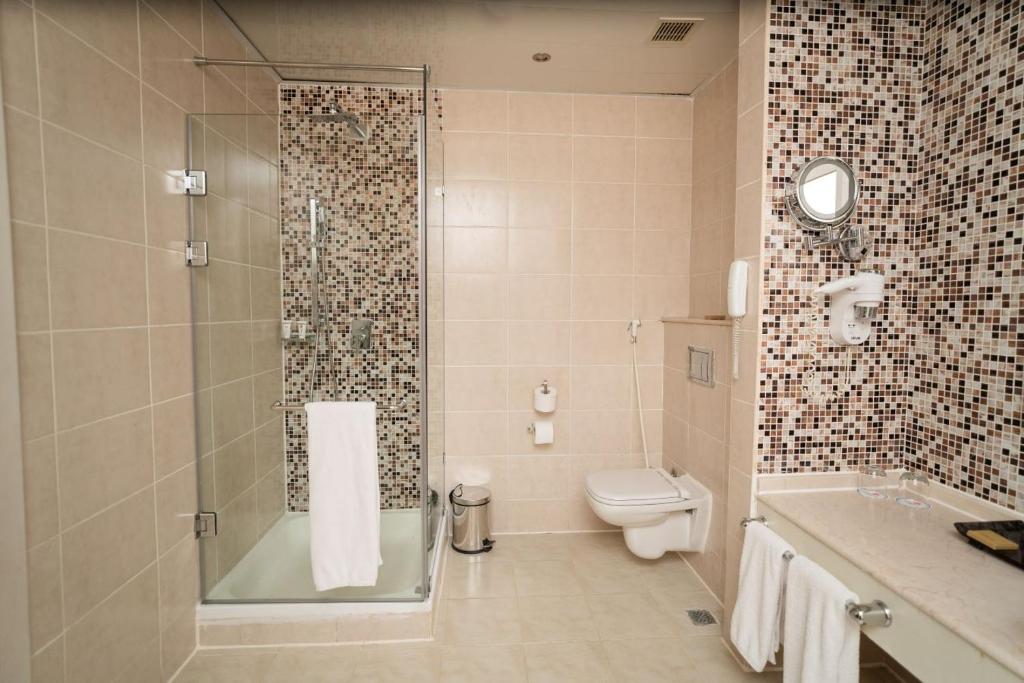 Mūsdienīga vannas istaba ar dušu viesnīcā Tropitel Sahl Hasheesh.