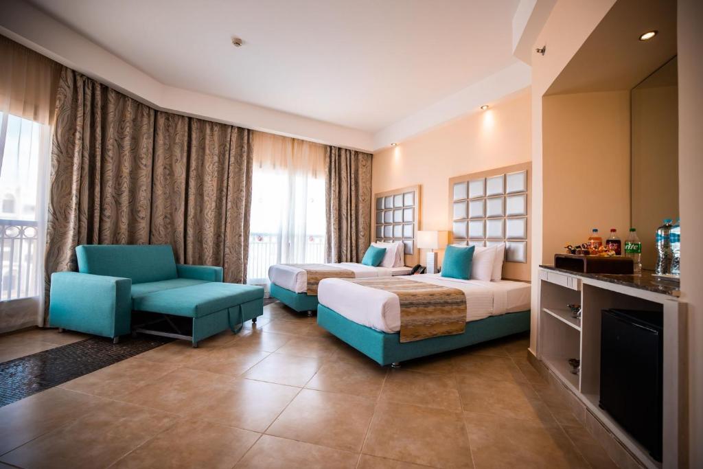 Mūsdienīgs numurs viesnīcā Tropitel Sahl Hasheesh ar divām gultām.