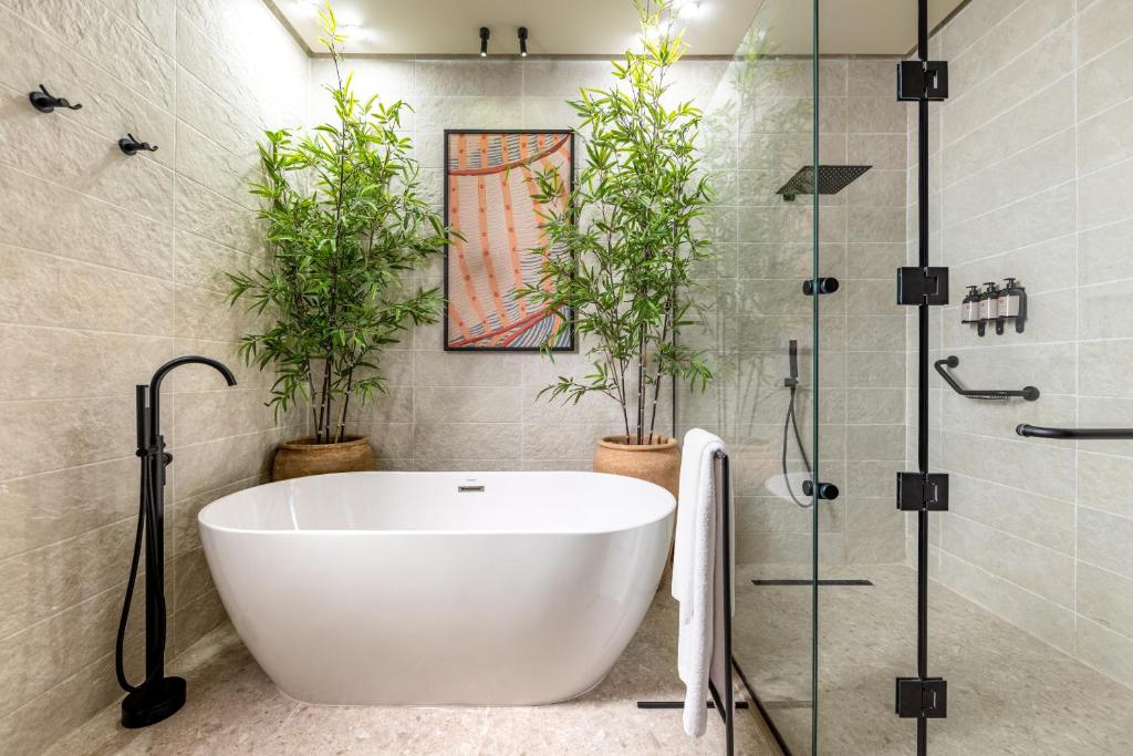 Desert Rose Resort luksusa vanna ar bambusa dekoriem.