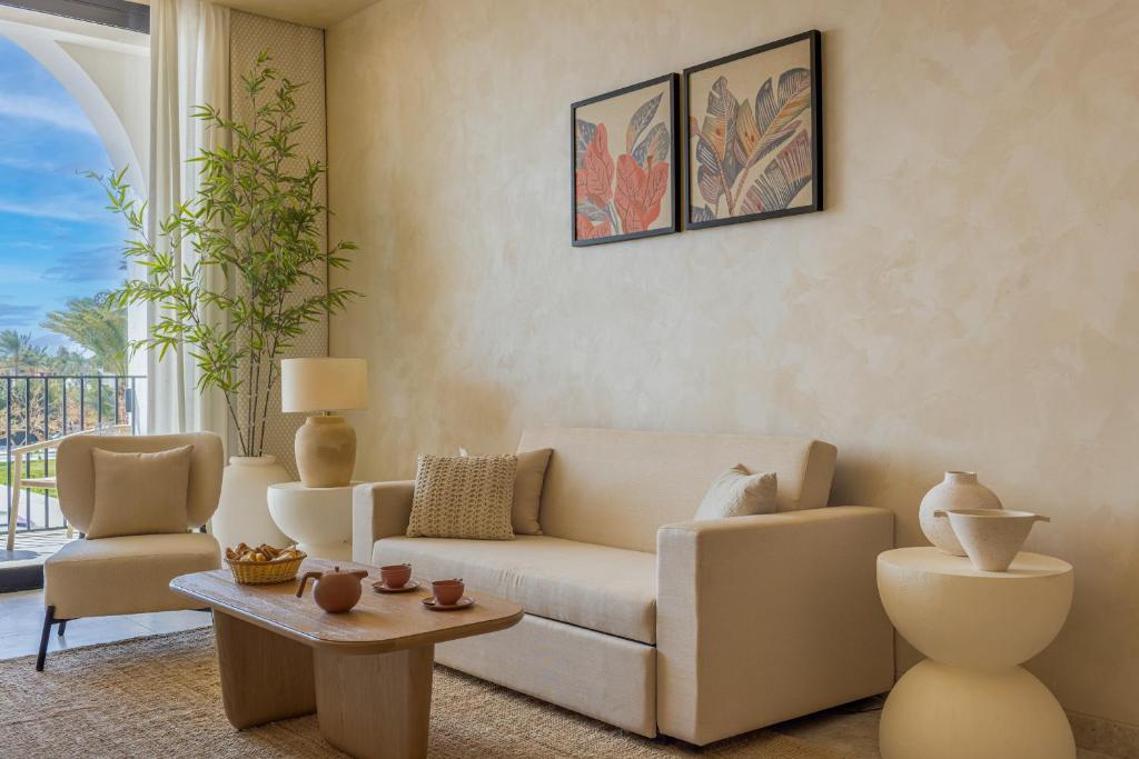 Desert Rose Resort elegant viesnīcas numurs ar terasi.