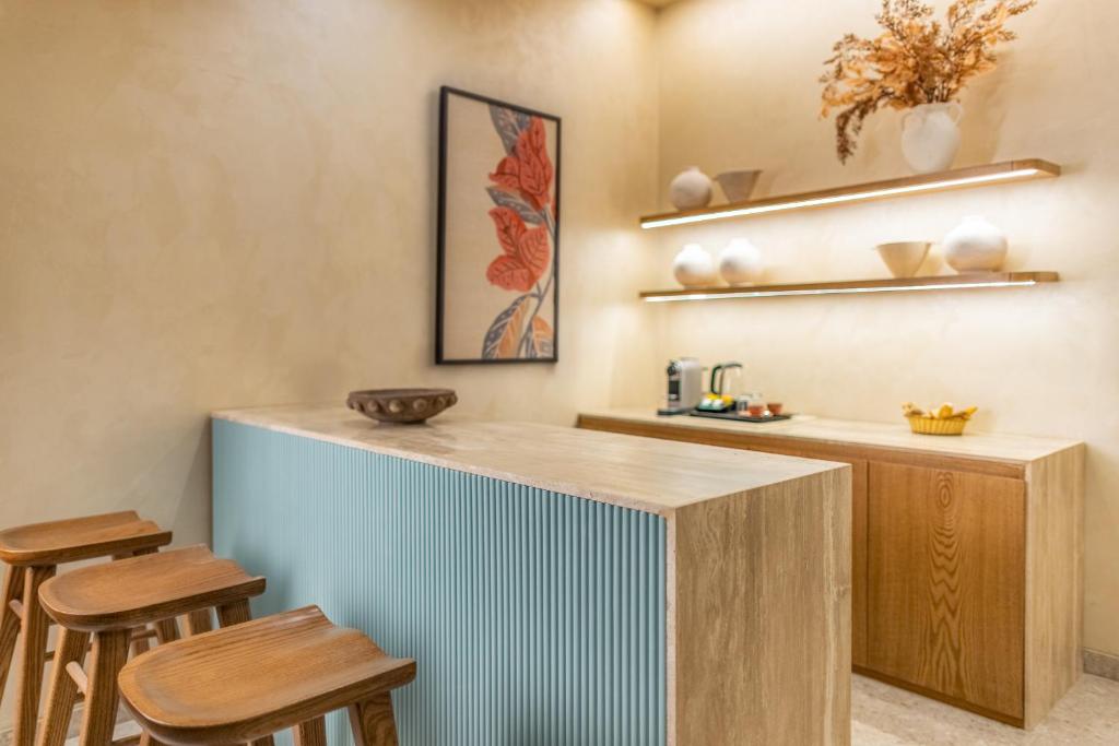 Desert Rose Resort elegantā virtuve ar modernu dizainu