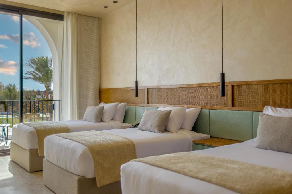 Desert Rose Resort trīsvietīgs numurs ar skatu uz dārzu