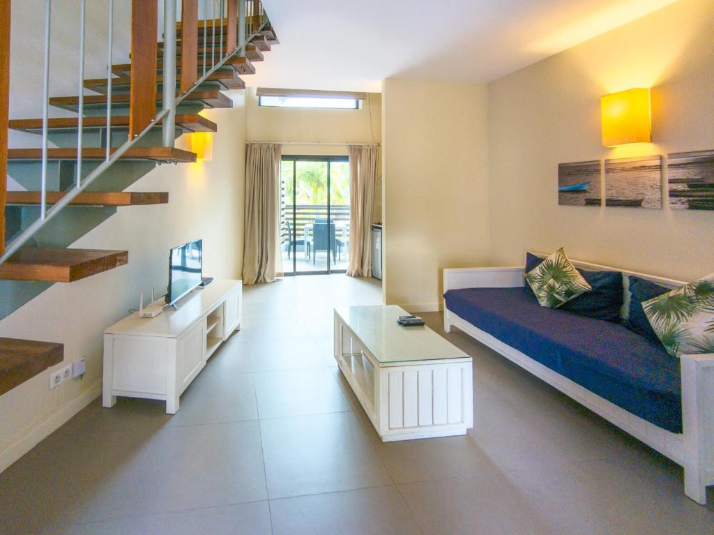 Mūsdienīgs numurs Be Cosy Apart Hotel ar viesistabu un balkonu.