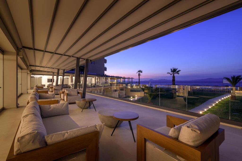 Mūsdienīgs atpūtas stūris Sun Beach Resort piekrastē ar saulrietu.