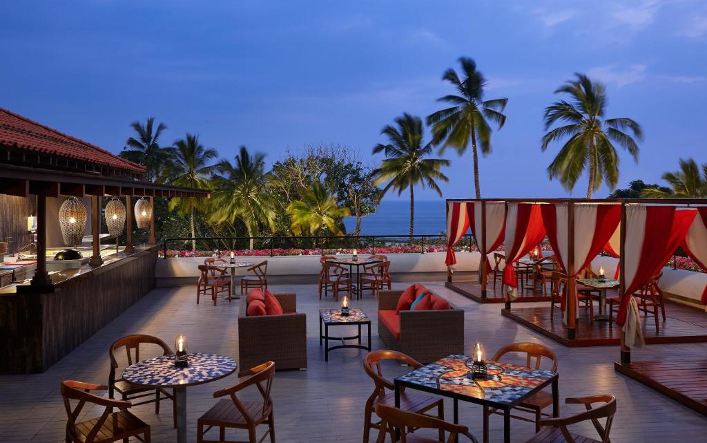 Cinnamon Bey terase ar skatu uz okeānu saulrietā