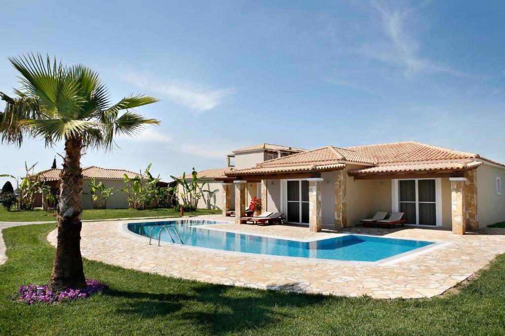 Mūsdienīga villa ar baseinu, apzaļumotu dārzu un palmām, kas nodrošina relaksējošu brīvdienu atmosfēru. Ideāla vieta atpūtai saulainā vidē.