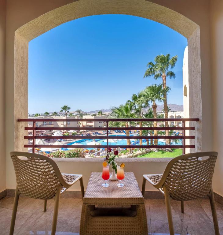 Skats no balkona uz baseinu pie Xperience Kiroseiz Parkland