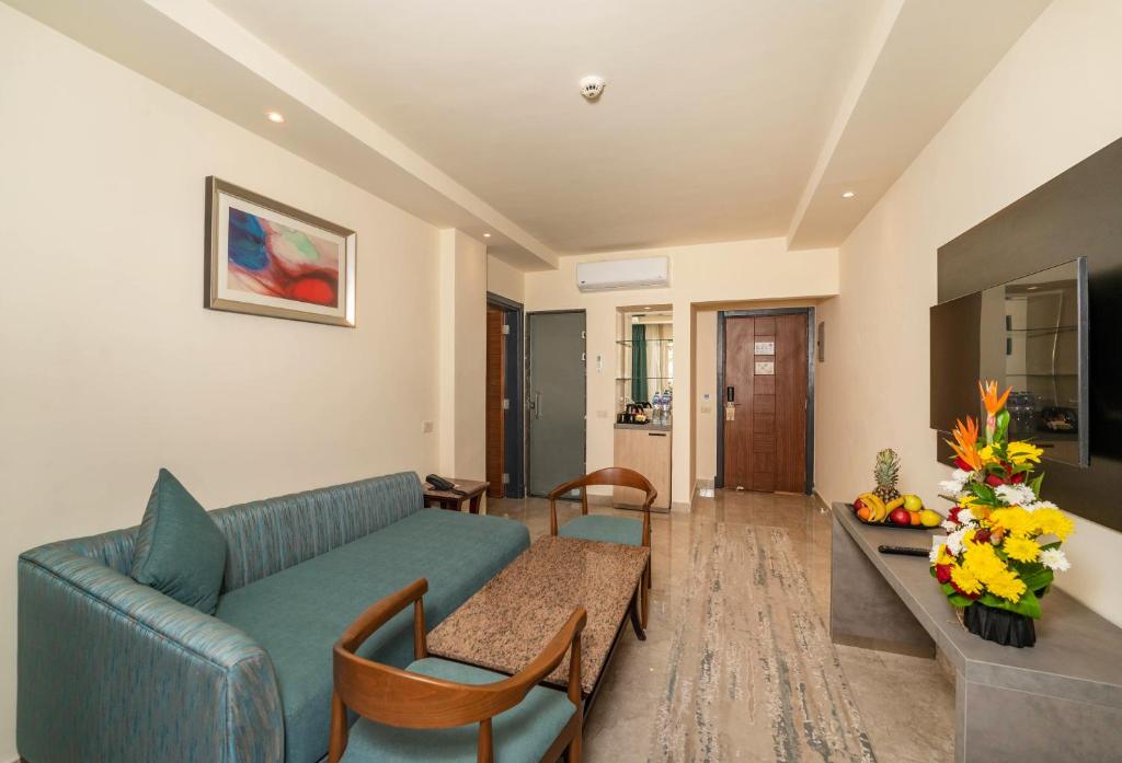 Mūsdienīgs viesnīcas numurs Xperience Kiroseiz Parkland ar ērtu dīvānu un televizoru.