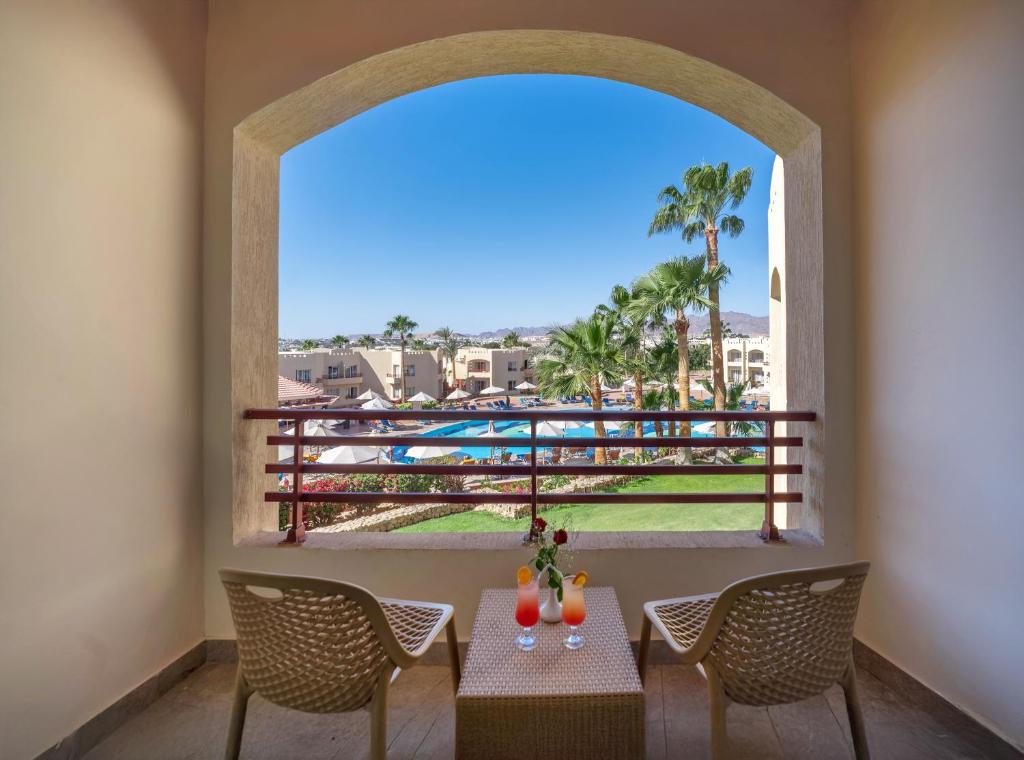 Balkons ar skatu uz baseinu un palmu koku, Xperience Kiroseiz Parkland