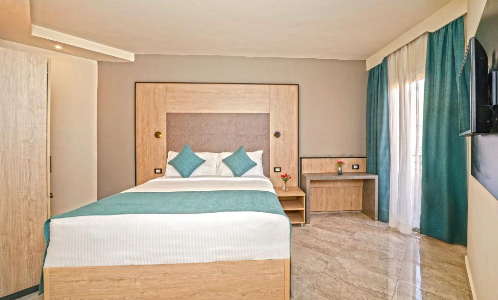 Mūsdienīgs numurs viesnīcā Xperience Kiroseiz Parkland ar divām gultām un balkonu.