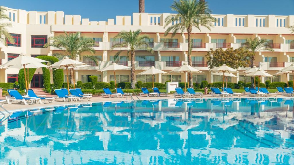 Peldbaseins ar saulessargiem pie Xperience Kiroseiz Parkland viesnīcas