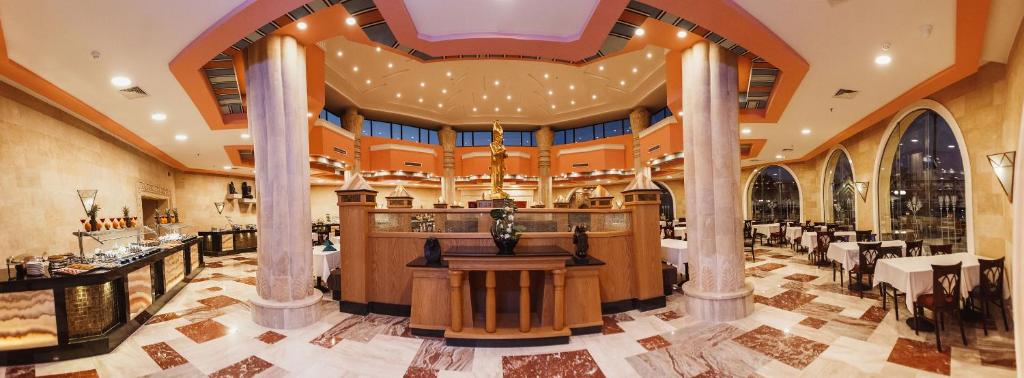 Elegants restorāns viesnīcā Xperience Kiroseiz Parkland ar skatu uz dabu.