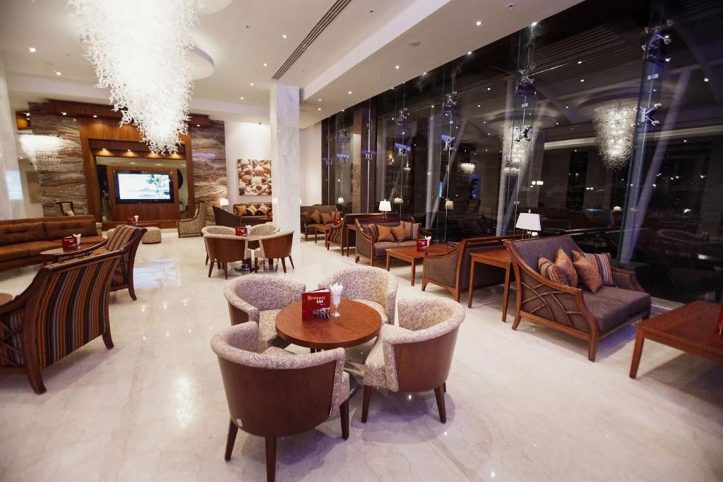 Eleganta atpūtas zona Xperience Kiroseiz Parkland ar modernām mēbelēm.