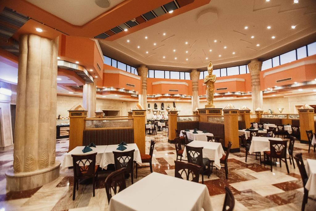 Lieliska restorāna iekārtojums Xperience Kiroseiz Parkland ar elegantu dekoru.