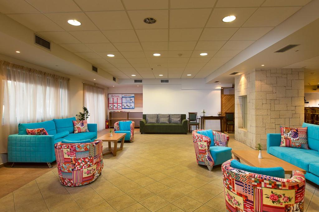 Mūsdienīgs un krāsains viesnīcas atpūtas telpa ar komfortablām mēbelēm un plašiem logiem, kas nodrošina dabisko apgaismojumu. Interjers ir veidots ar dažādām krāsām un rakstiem, radot patīkamu atmosfēru.