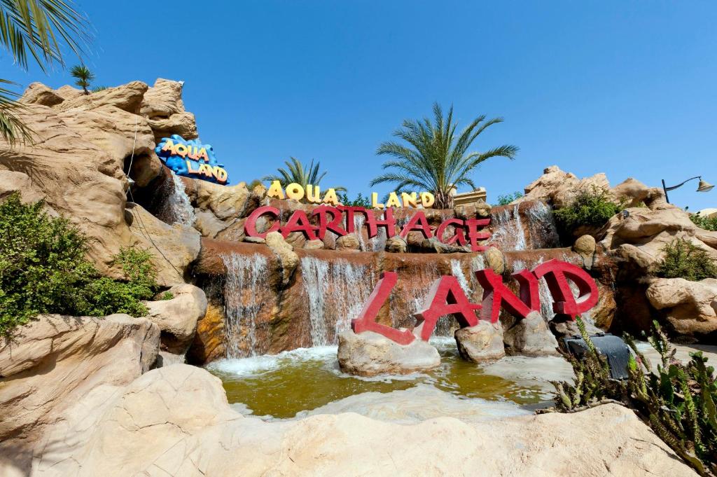 Aqua park Carthage Land ar krāšņām ūdenskrituma ainavām un palmām, kas veido tropisku atmosfēru. Izcila vieta atpūtai un izklaidei.