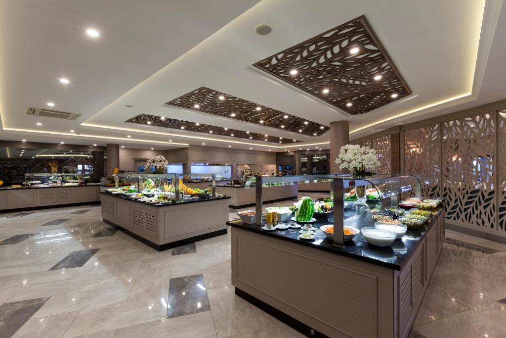 Viesnīcas Samara Hotel Bodrum bufete ar dažādiem ēdieniem un elegantām interjera detaļām.