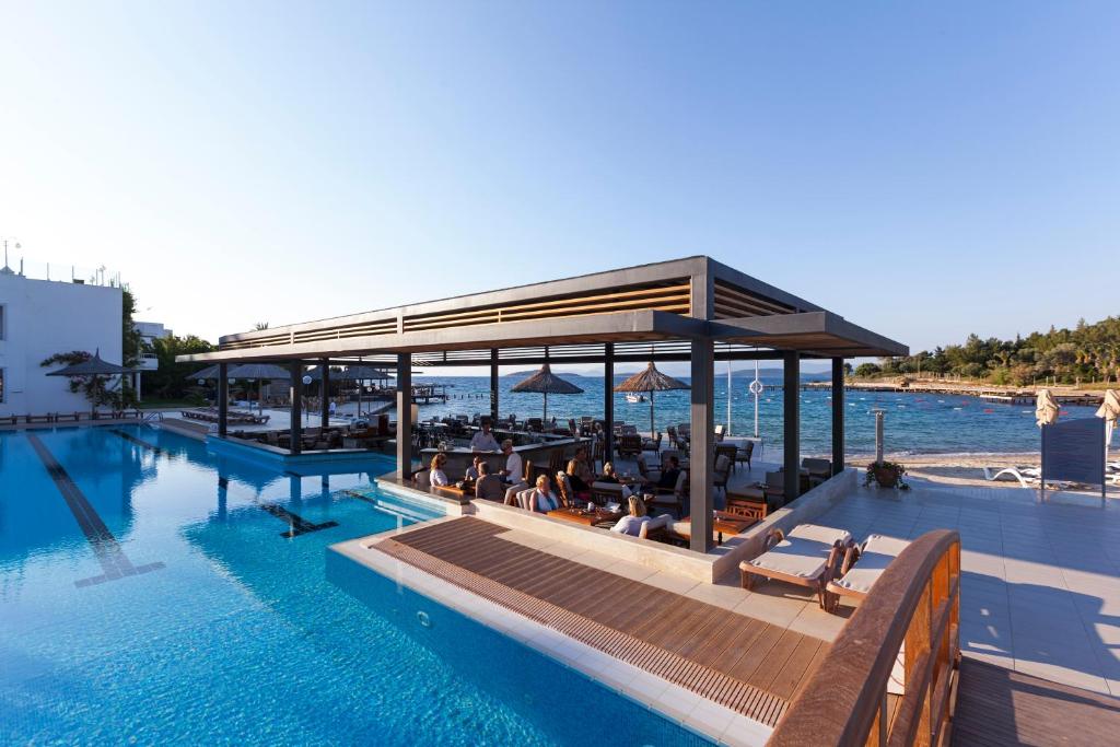 Dzeramais bārs pie baseina Samara Hotel Bodrum ar skatu uz jūru