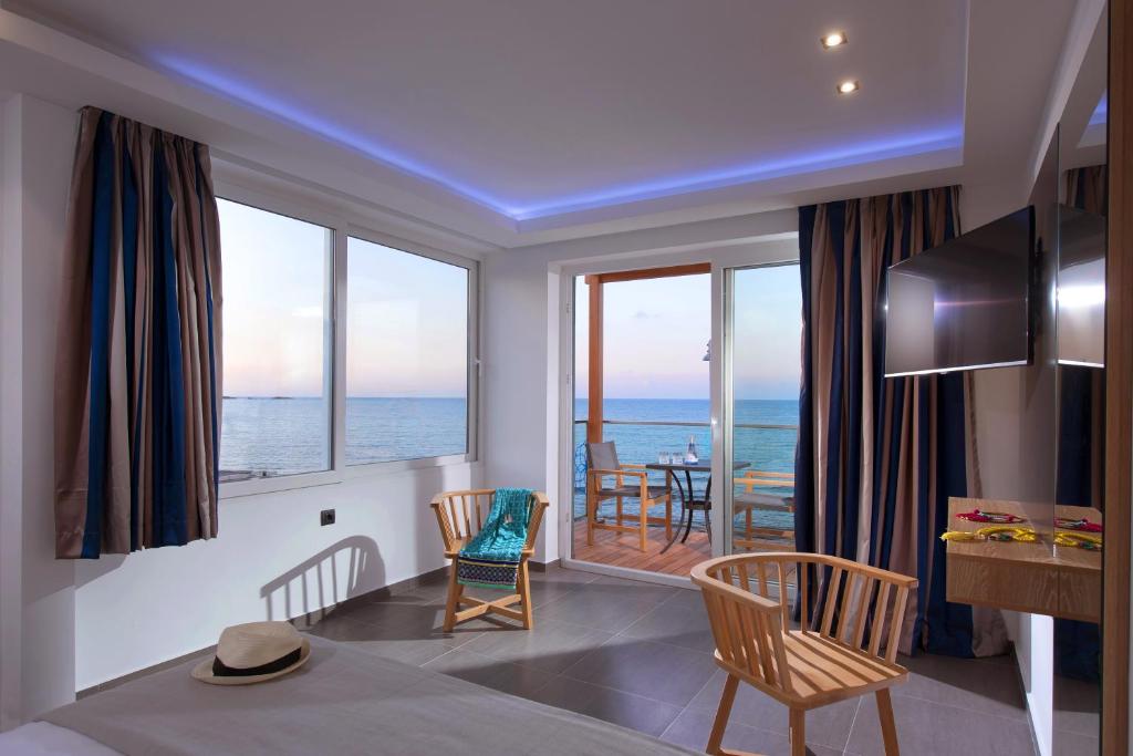 Numurs ar skatu uz jūru pie Infinity Blue Boutique, mūsdienīgs un komfortabls