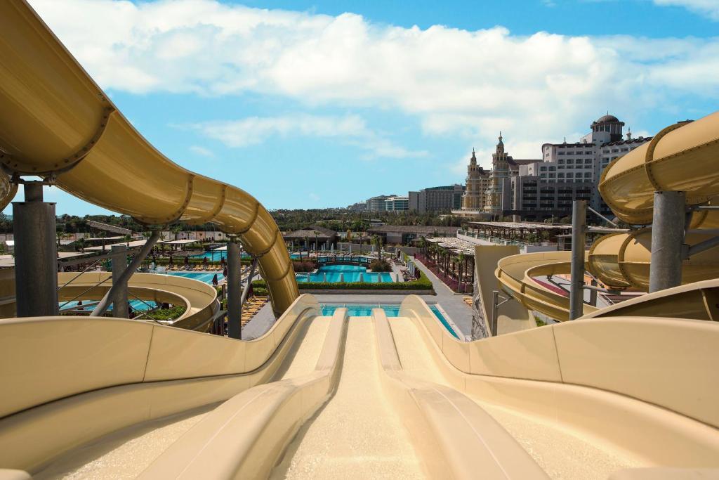 Ūdens slidkalniņš Aska Lara Resort & Spa ar skatu uz baseiniem.