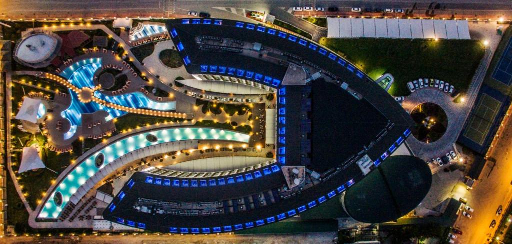 Aska Lara Resort & Spa panorāmas skats ar baseiniem un dārziem