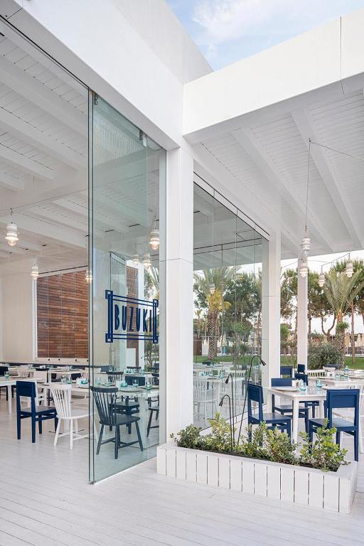 Buzuki restorāns pie Voyage Belek Golf & Spa ar stikla fasādi un terasi