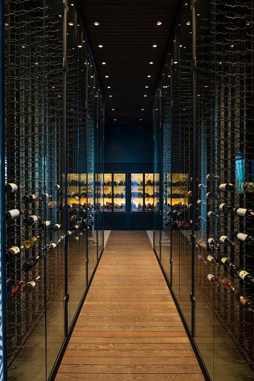 Vīna pagrabs ar elegantiem statīviem Voyage Belek Golf & Spa