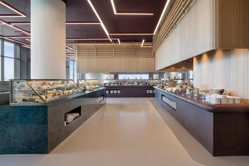 Mūsdienīgs bufetes galds Voyage Belek Golf & Spa ar plašu ēdienu izvēli.