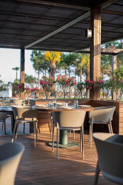 Restorāna terase ar ziediem pie Voyage Belek Golf & Spa