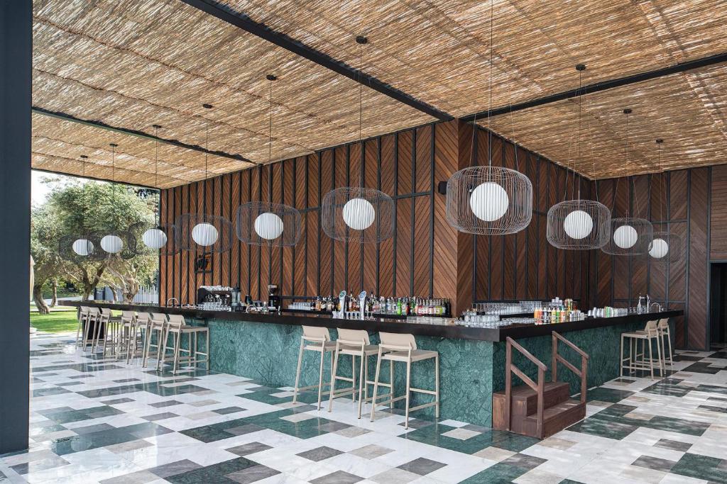 Moderns bārs ar elegantu dizainu pie Voyage Belek Golf & Spa