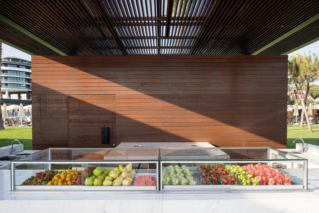 Veselīgu augļu un dārzeņu stends pie Voyage Belek Golf & Spa