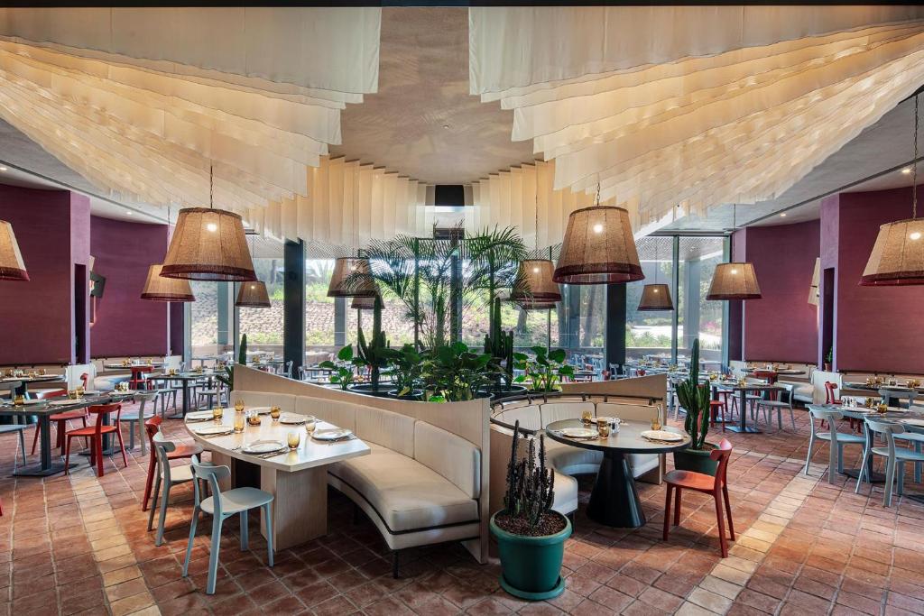 Mūsdienīgs restorāns Voyage Belek Golf & Spa ar elegantu interjeru.