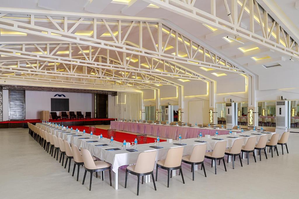 Konferenču zāle Albatros Aqua Blu Resort ar galdiem un krēsliem