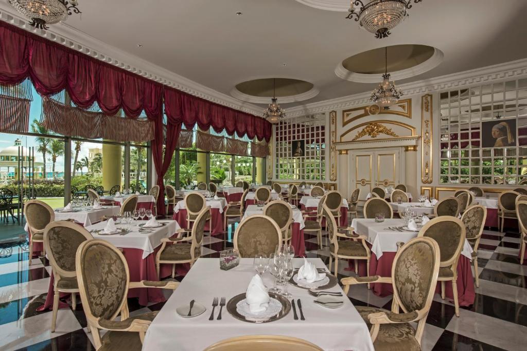 Eleganta restorāna iekārtojums viesnīcā JOIA Paraiso by Iberostar.