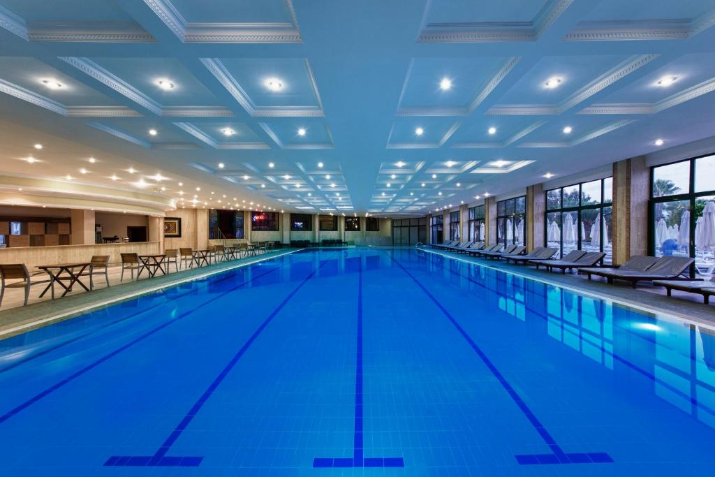 Iekštelpu peldbaseins viesnīcā Delphin Deluxe ar modernu apgaismojumu