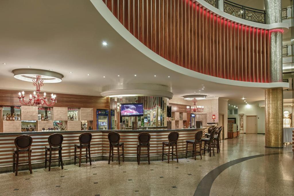 Delphin Deluxe viesnīcas bārs ar elegantu interjeru un sēdvietām