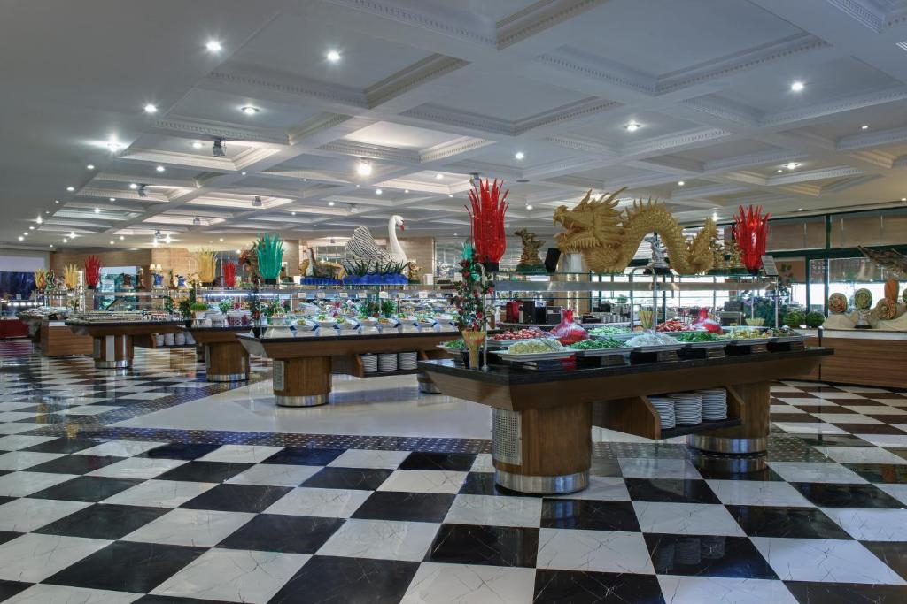 Delphin Deluxe restorāns ar greznu bufeti un mākslinieciskām dekorācijām.